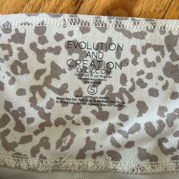 Evolution and Creation Women size small biker yoga shorts Cream tan pockets - Picture 6 of 6